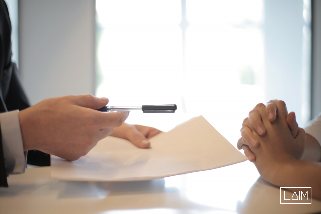 Comprador firmando una hipoteca en Valencia
