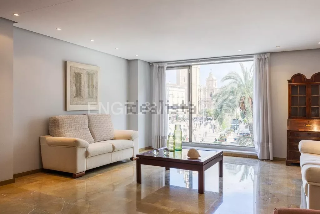 Mirador a Plaza de la Reina con plaza de garaje
Fabulosa propiedad en plena Plaza de la Reina con plaza de garaje en el mismo edificio incluida en el precio. Localizada frente a la catedral de Valencia